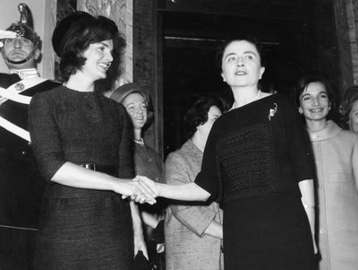 Jacqueline Kennedy s Carlou Gronchi. Řím. 1962. od Unbekannt