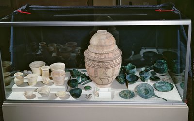 "Jar with the Hoard", asi 2500-2400 př.nl (terakota, alabastr, měď z Ománu a kámen) od Unbekannt