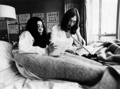 John Lennon a Yoko Ono v hotelu Hilton v Amsterdamu, 25. března 1969 (černobílá fotografie) od Unbekannt