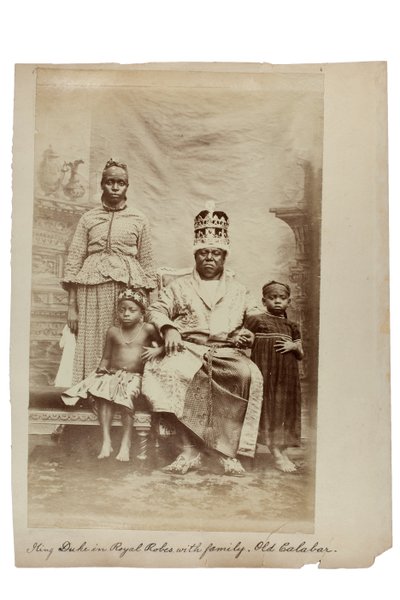 Král vévoda v královském rouchu s rodinou, Old Calabar, Nigérie, cca 1890 (tisk alba) od Unbekannt