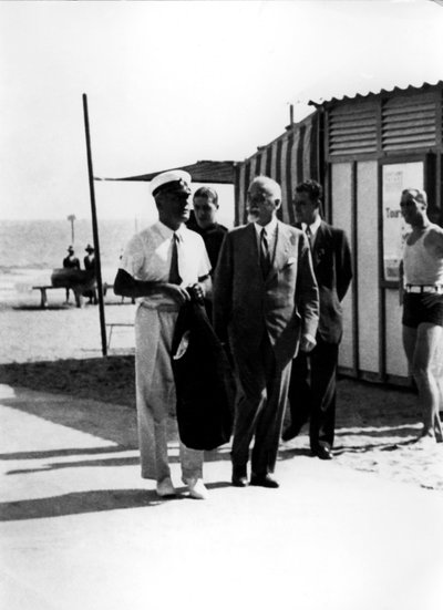 VÝSTAVA KINA roky 1930: dupe BENITO MUSSOLINI v LIDO s hrabětem GIUSEPPE VOLPI DI MISURATA Benátky od Unbekannt