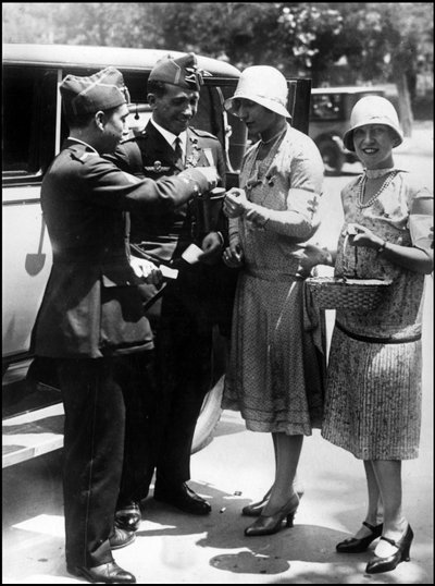 Madrid (Španělsko) červen 1929: Dva španělští piloti Jimenez a Iglesias, kteří se vracejí ze své cesty do Jižní Ameriky (překročili Atlantik mezi Sevillou a Brazílií na začátku dubna), kupují květinové viněty ve prospěch potřebných Madridu od Unbekannt