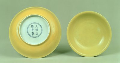 Ming Imperial žlutý talířek (značka Cheng-te) (1506-21) od Unbekannt