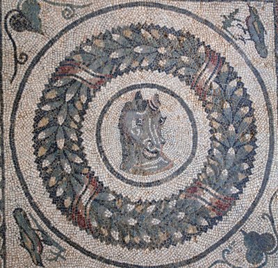 Mozaika peristylu. Detail představující koňskou hlavu. 3. - 4. století. Římská vila Casale, Sicílie. památka UNESCO. od William M. Timlin