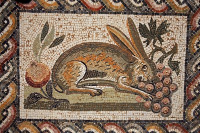 Mosaique představující zajíce se špionážním pohledem pasoucím se na hroznu (2. polovina 2. století n. l.)/in situ a El Jem (Antický Thysdrus)/Tunisko od Unbekannt