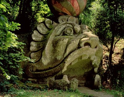 Ústa fantastické jeskyně v podobě hlavy monstra, od zahrad Parco dei Mostri (Park monster), vytyčených v letech 1550-63 vévodou z Orsini, až po návrhy Giacoma Barozzi da Vignola (kámen) (foto) od Unbekannt