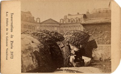 Magistrát Paříže (1871): dva komunardi pózující poblíž trosek padlého sloupu na náměstí Place Vendome v Paříži. Anonymní fotografování. Ztlumit. 10,5 x 6,4 cm od Unbekannt