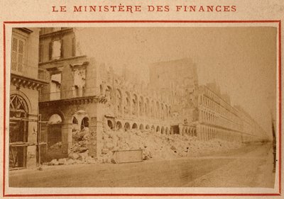 Magistrát města Paříže (1871): pohled na ministerstvo financí v troskách v Paříži v květnu 1871. Fotografie Pierra Pepetita. Tisk na karton, Rozm. Rozměr 9 x 5,4 cm od Unbekannt