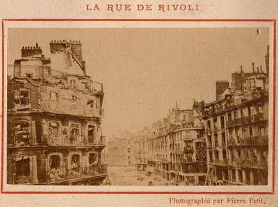 Magistrát města Paříže (1871): pohled na požární budovy na Rue de Rivoli v Paříži v květnu 1871. Fotografie Pierra Pepetita. Tisk na karton, Rozm. Rozměr 9 x 5,4 cm od Unbekannt