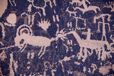 News Paper Rock. Indiánské Petroglyfy Severní Ameriky kmenů Navajo a Utah. Období trvající asi 2000 let až do 14. století. od William M. Timlin