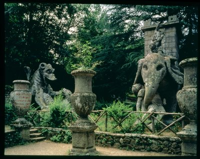 Jeden z Hannibalových slonů a drak bojující se lvem, sochy ze zahrad Parco dei Mostri (Park monster) vytyčené v letech 1550–63 vévodou z Orsini podle návrhů Giacoma Barozzi da Vignola (1507–73) (kámen) (foto) (podrobnosti viz 6 od Unbekannt