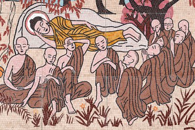 Buddhistická pagoda Ong Nui, Nástěnná freska, Život Buddhy, Po 45 letech výuky dharmy, Buddha přešel do Parinirvany, Quy Nhon, Vietnam, 2019 (foto) od Unbekannt