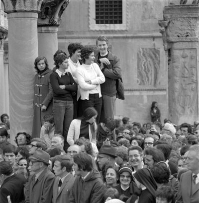 LIDÉ PŘI POHLEDU NA KARDINÁLA ALBINO LUCIANIHO (Jan Pavel I., Jan Pavel I.) S PAPEŽEM PAOLO VI. (Pavlem VI.) V BENÁTKÁCH - 1972 od Unbekannt