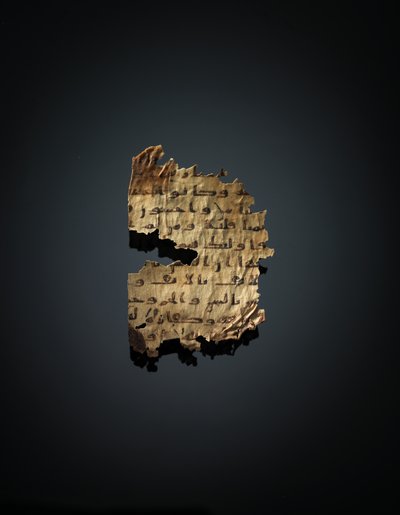 Stránka z nezaznamenaného koránského palimpsestu zkopírovaného na starší koptskou bibli, pravděpodobně Egypt, kolem 8. století (inkoust na pergamenu) od Unbekannt