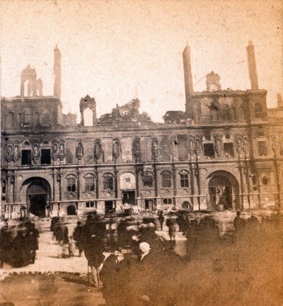 Pařížská komuna (1871): pohled na Hotel de Ville po požáru v květnu 1871. Anonymní fotografie. Tisk na karton Rozm. 8,5 x 8 cm od Unbekannt
