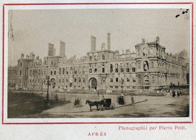 Pařížská komuna (1871): pohled na Hotel de Ville v Paříži po požáru v květnu 1871. Fotografie Pierra Pepetita. Tisk na karton, Rozm. Rozměr 9 x 5,4 cm od Unbekannt