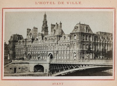 Pařížská komuna (1871): pohled na Hotel de Ville v Paříži před požárem v květnu 1871. Fotografie Pierra Pepetita. Tisk na karton, Rozm. Rozměr 9 x 5,4 cm od Unbekannt