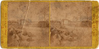 Paris Siege (1871): pohled na město během obléhání města Prusy mezi 20. 9. 1870 a 28. 1. 1871. Fotografie Q.V.. Tisk na karton Rozm. Rozměr 17 x 6,9 cm od Unbekannt