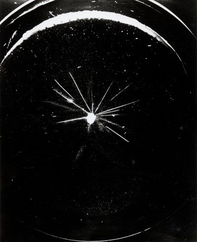 Particle Imaging, Cloud Chamber Stopy alfa částic od Unbekannt