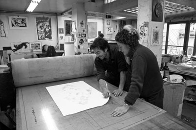 Pascal Gauvard, Mitbegründer der Pasnic-Gravierwerkstatt, Annie-Paule Thorel, französische Malerin. Entdeckung von Gravuren nach dem Druck. Pasnic-Gravierwerkstatt in Paris im Jahr 2009. von Unbekannt