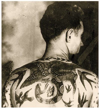 Portrét Toma Stephena, tetovaný Bertem Grimmem, asi 1942 (foto) od Unbekannter Künstler