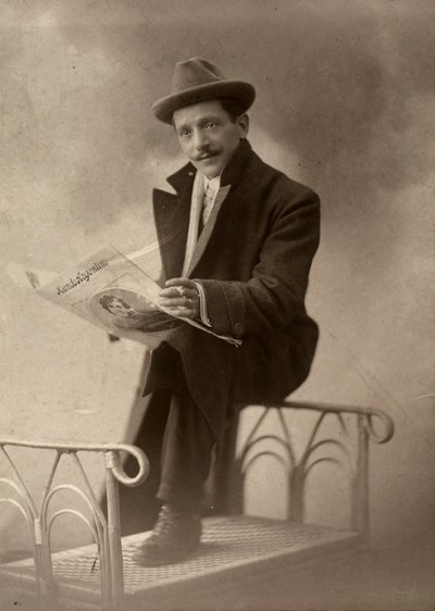 Portrét fotografa Luigiho Bettiho při čtení novin "Kundo argentino" od Unbekannter Künstler