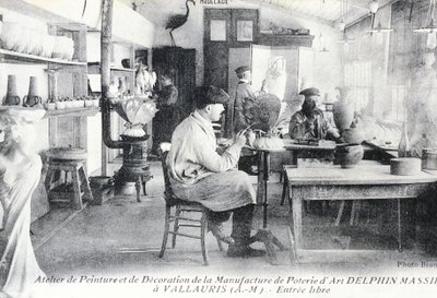 Pohlednice zobrazující řemeslníky při výrobě umělecké keramiky Delphin Massier ve Vallauris od Benjamin Baud