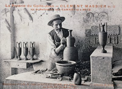 Pohlednice s Clementem Massierem (1844-1917), hrnčířským mistrem Poterie de Golf-Juan při práci ve svém ateliéru, Francie, 20. století od William M. Timlin