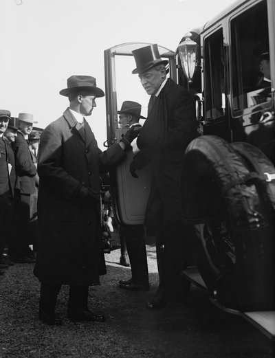 Prezident Woodrow Wilson vystupuje z auta. Washington, DC, cca 1918. Foto (č/b foto) od Benjamin Baud