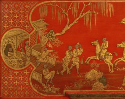 Japonská kancelář královny Anny, zobrazující detail víka stolu s postavami ve zlacené a černé barvě na šarlatu, možná od Johna Belchiera z hřbitova St. Paul