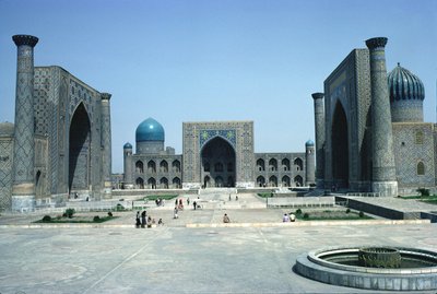 Registan, se třemi mohamedánskými náboženskými školami (madrasahy) (foto) od Unbekannt