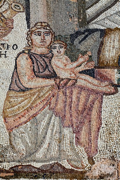 Reprezentace nově narozeného Achilla s jeho ošetřovatelkou Anatrope - Detail z panelu představujícího první Achillovu lázeň - Paphos Mosaics, vila Thesus 5. století našeho letopočtu - Kypr - Achilles nouveau ne avec sa nourrice, Anatroph - Detail od Unbekannt