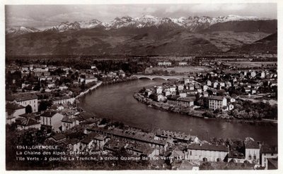 Rhone Alpes, Isere (38), Grenoble: řetězec Alp, Isere, most Ile Verte, vlevo La Tronche, vpravo okres Ile Verte - Pohlednice z let 1930-1939 od William M. Timlin