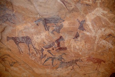 Skalní umění, Prehistorie: Malba na skalách dobytka, jedno koleno v přístřešku vyzdobeném v masivu Uweinat v Súdánu (Karkur-Talh nebo Karkur Talh). Období od 8000 do 3000 let před naším letopočtem. Fotografování od Unbekannt