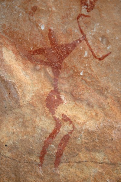 Skalní umění, Prehistorie: Malba postavy (lučištníka) ve zdobeném úkrytu v masivu Uweinat v Súdánu (Karkur-Talh nebo Karkur Talh). Období od 8000 do 3000 let před naším letopočtem. Fotografování od Unbekannt