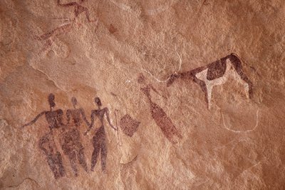 Skalní umění, pravěk: Skalní malba skupiny postav a dvoubarevné krávy s velkými rohy ve zdobeném přístřešku v masivu Uweinat v Egyptě. (Období od 8000 do 3000 let před naším letopočtem). Fotografování od Unbekannt