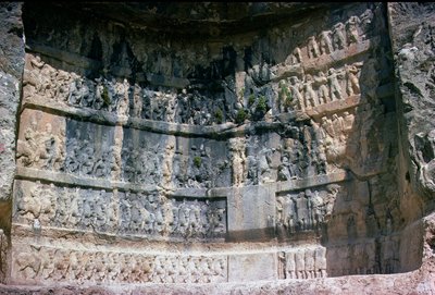 Skalní reliéf zobrazující sásánovského krále Šapura I. (241-72), perskou jízdu a přítoky, 3. století (kámen) od Unbekannt