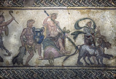 Římské umění: Dionýsův triumf (Bacchus, Bacco). Bůh vylezl na tank uprostřed. Má na sobě vavřínový věnec a drží tyrse (kopí obklopené břečťanem s šiškou na konci). Před ním postupují dva panteři. Za nádrží, a od Unbekannt