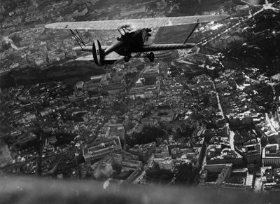 Řím (Itálie), cca 1930: Italský ministr letectví Italo Balbo (1896-1940) letí nad městem na palubě dvouplošníku „Ro1“ během letecké demonstrace pořádané u příležitosti inaugurace Salon du Tourisme – Řím, Itálie, cca 1930: Itálie ministr letectví, It od William M. Timlin