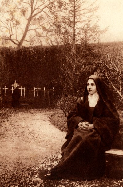 Svatá Terezie od Dítěte Ježíše meditovala v zahradách kláštera Lisieux. 1948 (tisk fotografií) od Unbekannter Künstler