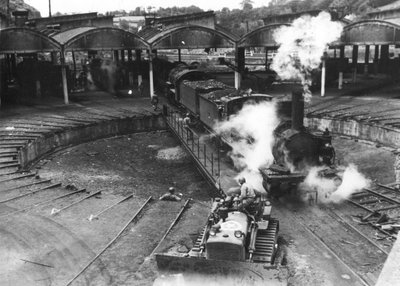 Druhá světová válka (1939-1945) - Druhá světová válka (2. světová válka nebo 2. světová válka): Cherbourg (Manche) Francie Červenec 1944: Vojáci džinů americké armády za pomoci francouzských železničářů obnovují železniční rotundu od Unbekannt