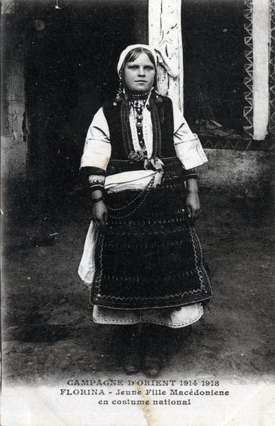Srbsko, Florina: Portrét makedonské dívky v národním kroji - Pohlednice 1914-1918 od William M. Timlin