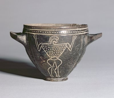 Pohár „Skyphos“ s vyřezanou postavou válečníka, Etruscan, asi 650-625 př. n. l. (impasto ware a žlutý okr) od Unbekannt
