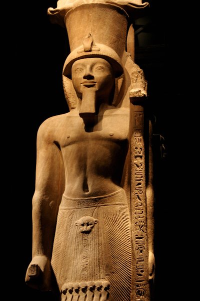 Socha faraona Sethi II (Seti nebo Sety) (1200-1194 př. n. l.) z 19. dynastie v růžovém gresu, nese žezlo se symbolem boha Amona, Egyptské muzeum v Turíně. od Unknown