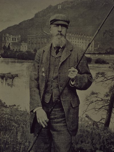Studiový portrét 8. vévody z Devonshire v tvídech držící rybářský prut před tištěnou obrazovkou zobrazující Chatsworth od William M. Timlin