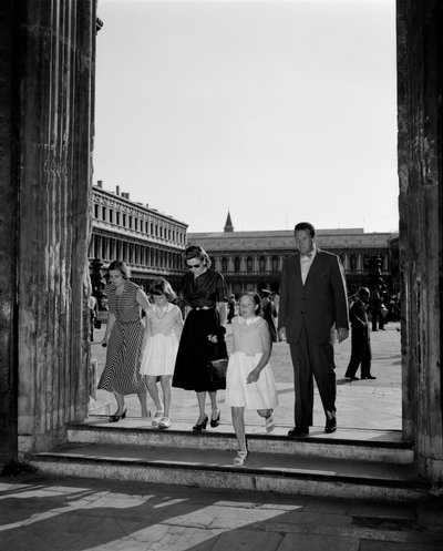 OBCHODNÍ MUŽ HENRY FORD II S RODINOU NA NÁMĚSTÍ SAINT MARK