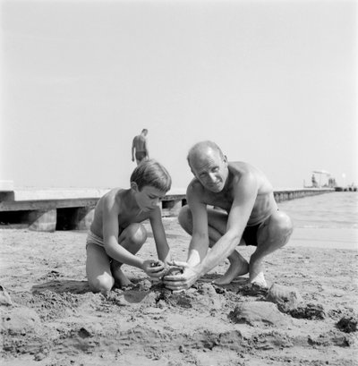 REŽISÉR ALBERT LAMORISSE SE SVÝM SYNEM HERCEM PASCALEM LAMORISSE NA VENICE LIDO BEACH - 1960 od Unbekannt