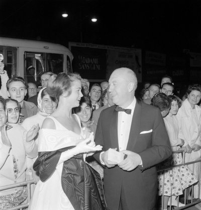 REŽISÉR OTTO PREMINGER S HEREČKOU LEE REMICKOU NA MEZINÁRODNÍM FILMOVÉM FESTIVALU V BENÁTKÁCH LIDO - 1959 od Unbekannt