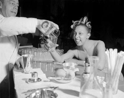 POPOVÝ ZPĚVAČ A TANEČNÍK JOSEPHINE BAKER NA MEZINÁRODNÍM FILMOVÉM FESTIVALU V BENÁTKÁCH LIDO - 1948 od Unbekannt