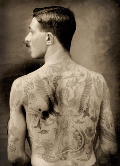 Tetovaný britský námořník během Velké války 1914-18 (pohled zezadu) (čb fotografie) (viz také 473188) od Unbekannter Künstler